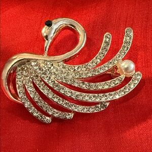 Elegant silver Swan Brooch with Crystals